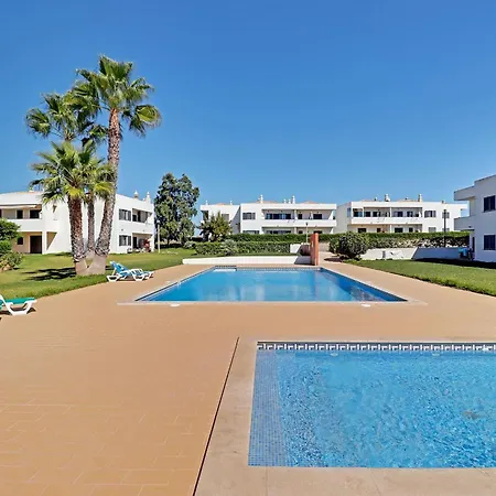 Secret Garden 1 And Pool By Homing Pêra